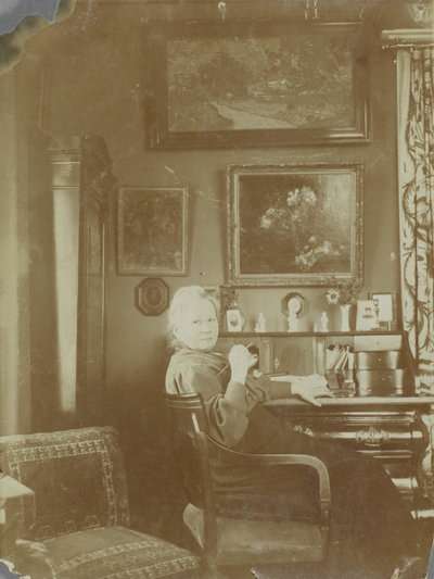 Jo van Gogh-Bonger aan haar secretaire in de zitkamer van de Koninginneweg 77 in Amsterdam